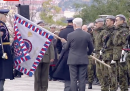 Il video del presidente ceco Petr Pavel che fa cadere una bandiera sulla testa di un soldato