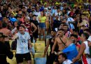 Gli scontri tra tifosi prima di Brasile-Argentina