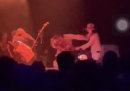 Il video della rissa sul palco durante un concerto dei Brian Jonestown Massacre